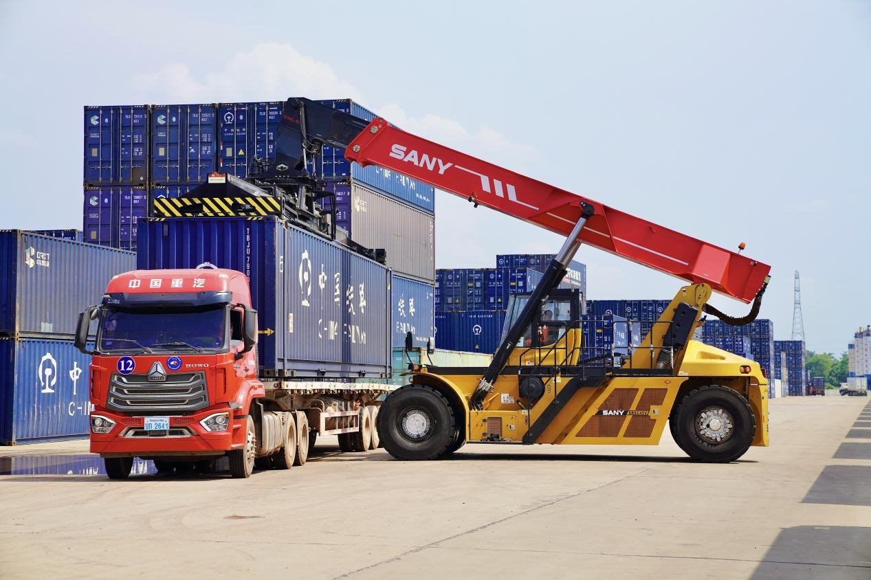 在中老鐵路萬象南鐵路貨運口岸站，起重機(jī)正在吊裝集裝箱。劉瑩嘉攝