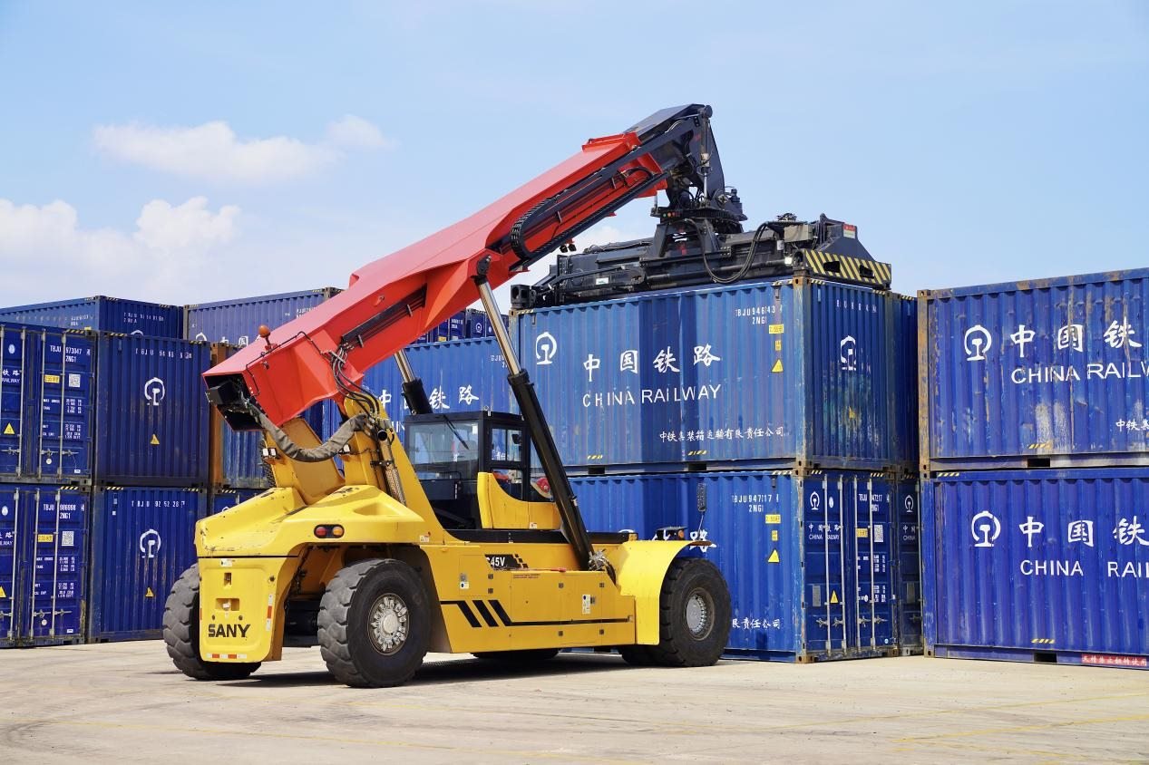 在中老鐵路萬象南鐵路貨運口岸站，起重機(jī)正在吊裝集裝箱。劉瑩嘉攝