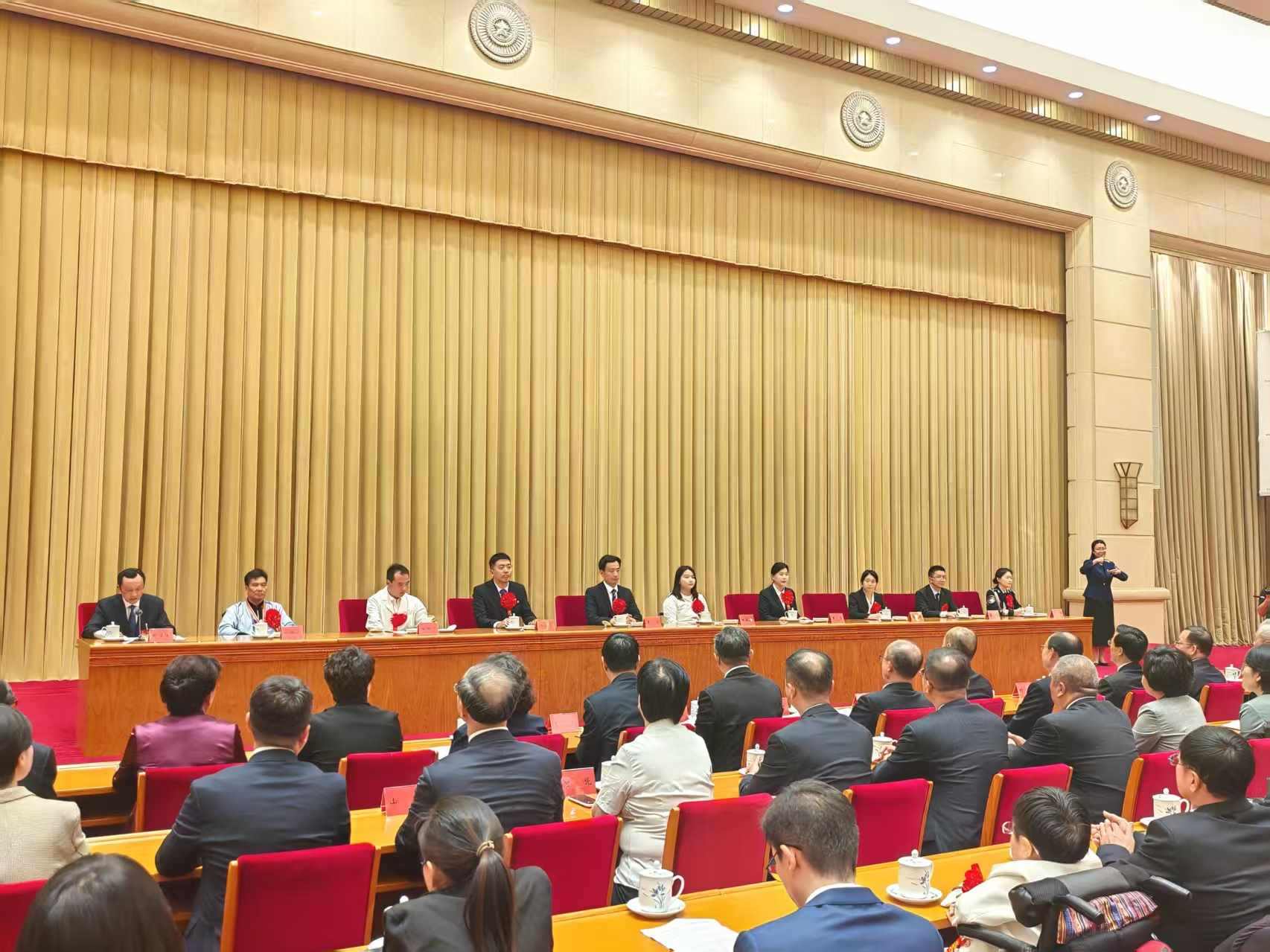 第七次全國自強模范暨助殘先進事跡首場報告會現(xiàn)場。 人民網(wǎng)記者 王子鋒攝