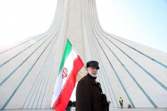 2月10日，在伊朗首都德黑蘭阿扎迪廣場，民眾參加紀念伊朗伊斯蘭革命勝利46周年集會。新華社記者沙達提攝