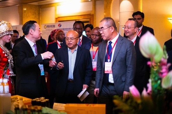 與會(huì)嘉賓走訪特色展臺(tái)。南非貴州商會(huì)供圖