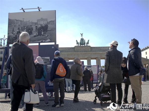 圖為勃蘭登堡門前，市民們?cè)趨⒂^歷史圖片展。人民網(wǎng) 肖晶攝