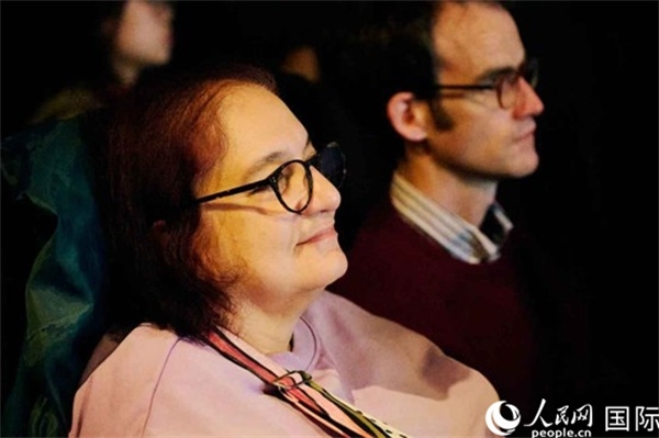 英國觀眾觀看巡展影片。楊浩鵬攝