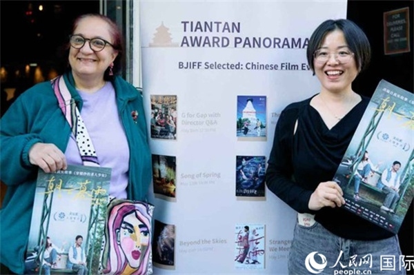 《朝云暮雨》放映前，觀眾前同主辦方互動。楊浩鵬攝