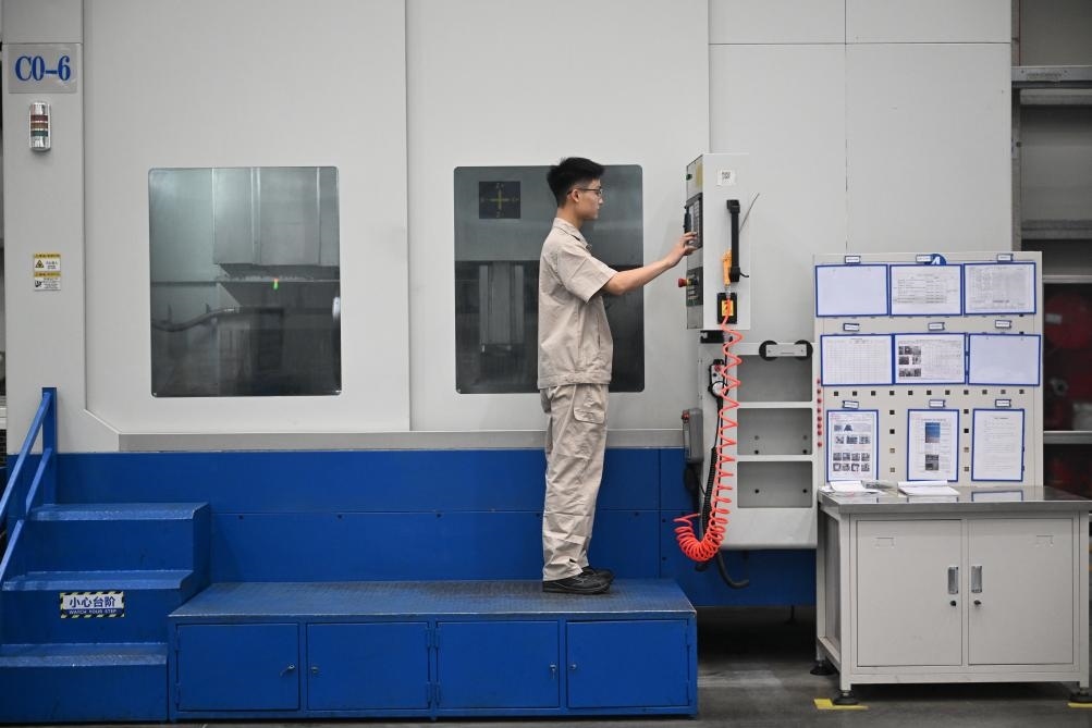 近日，工人在洛陽(yáng)軸承集團(tuán)股份有限公司的智能生產(chǎn)線(xiàn)上作業(yè)。新華社記者 李嘉南 攝