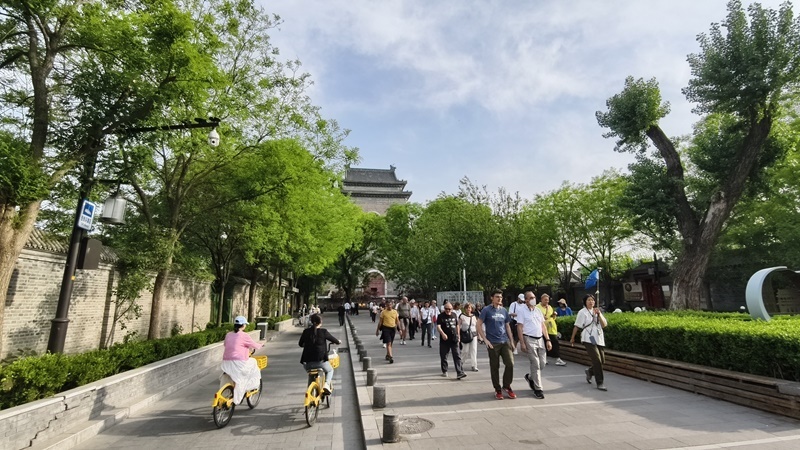 外國(guó)游客游覽北京鼓樓。人民網(wǎng)記者 李楠樺攝