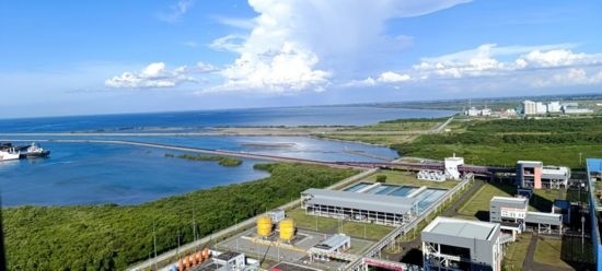 這是5月18日拍攝的紅樹林環(huán)繞的爪哇7號(hào)燃煤電站。記者 曹凱 攝