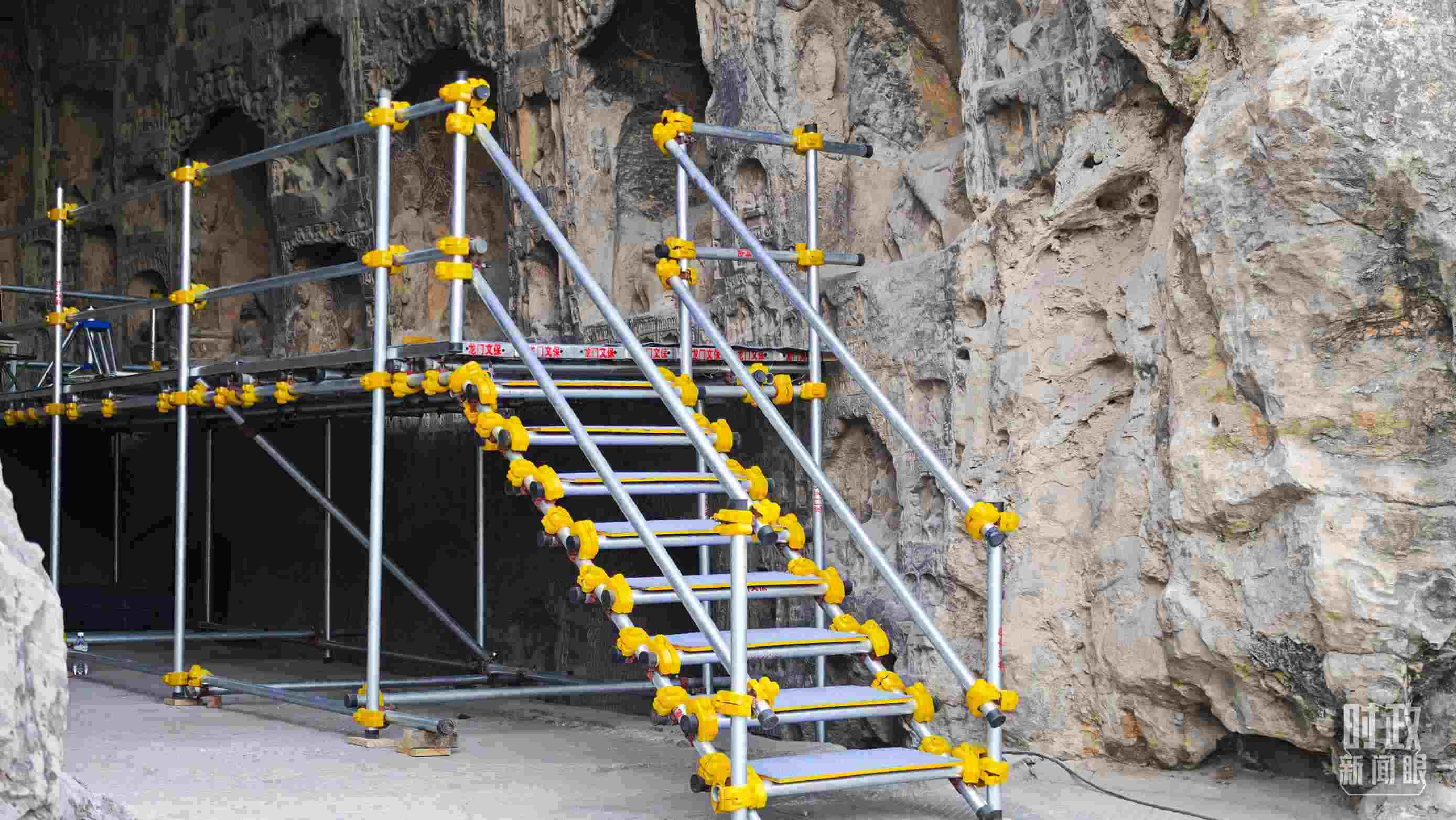 △龍門石窟古陽洞文物修護(hù)現(xiàn)場。（總臺(tái)央廣記者潘毅拍攝）