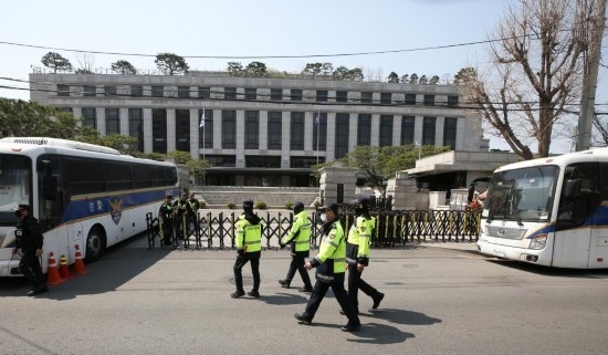 4月3日，在韓國首爾，警察在韓國憲法法院前執(zhí)勤。新華社記者姚琪琳攝