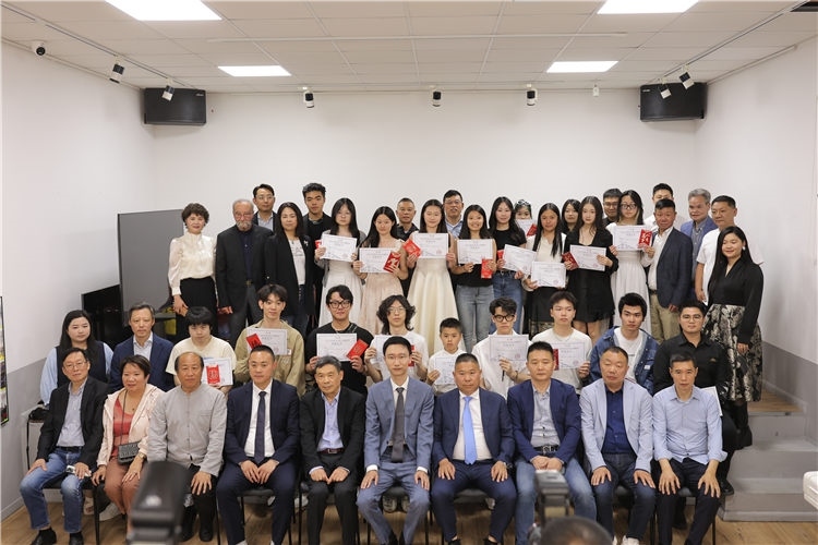 獲獎?wù)吲c主辦方合影。主辦方供圖