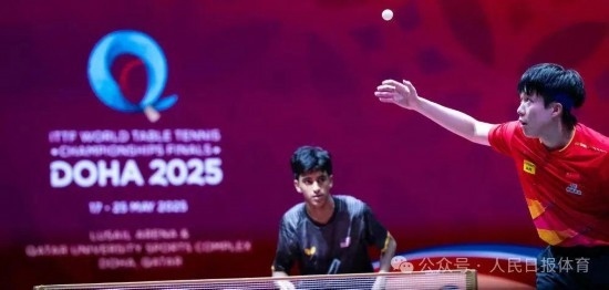 5月17日，王楚欽在比賽中發(fā)球。