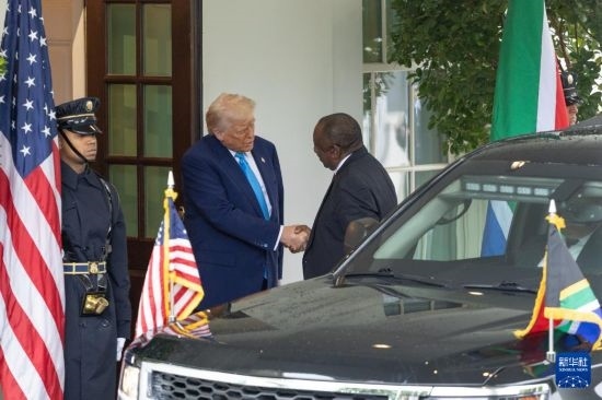 5月21日，美國總統(tǒng)特朗普（左二）在華盛頓白宮迎接到訪的南非總統(tǒng)拉馬福薩。新華社記者 胡友松 攝