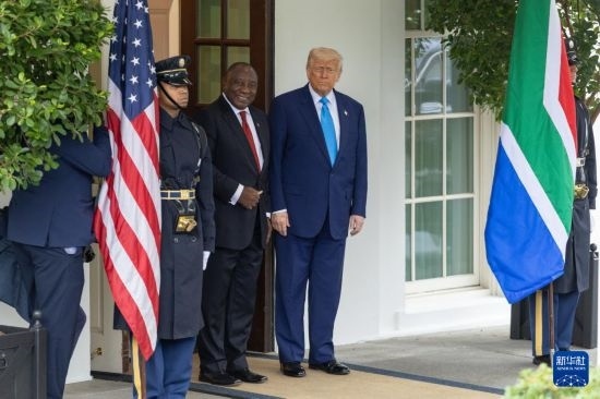 5月21日，美國總統(tǒng)特朗普（右二）在華盛頓白宮迎接到訪的南非總統(tǒng)拉馬福薩（右三）。新華社記者 胡友松 攝