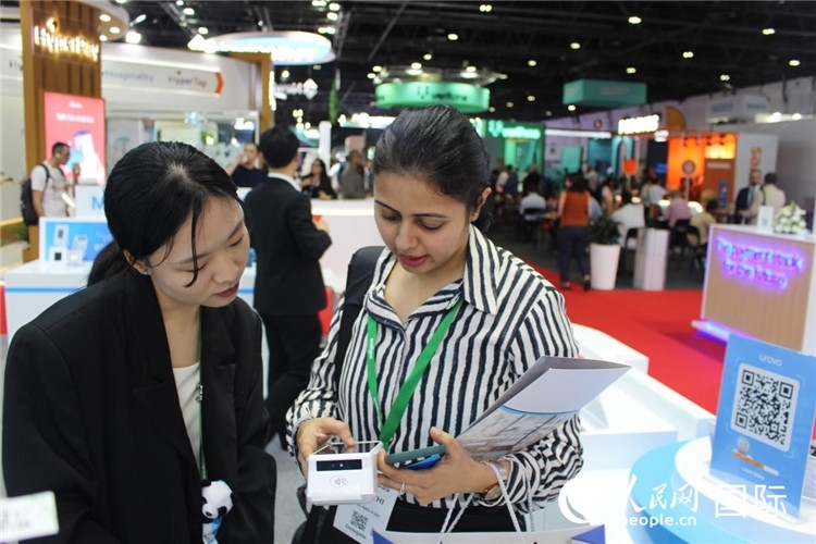 中外嘉賓交流。人民網(wǎng) 杰勒德·阿勒費(fèi)爾攝