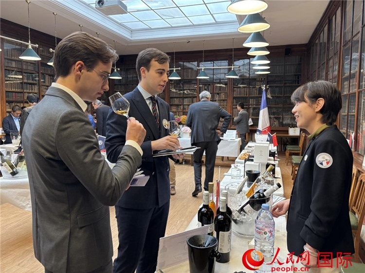 法國嘉賓與參展云南企業(yè)代表交流。人民網(wǎng)記者 于超凡攝