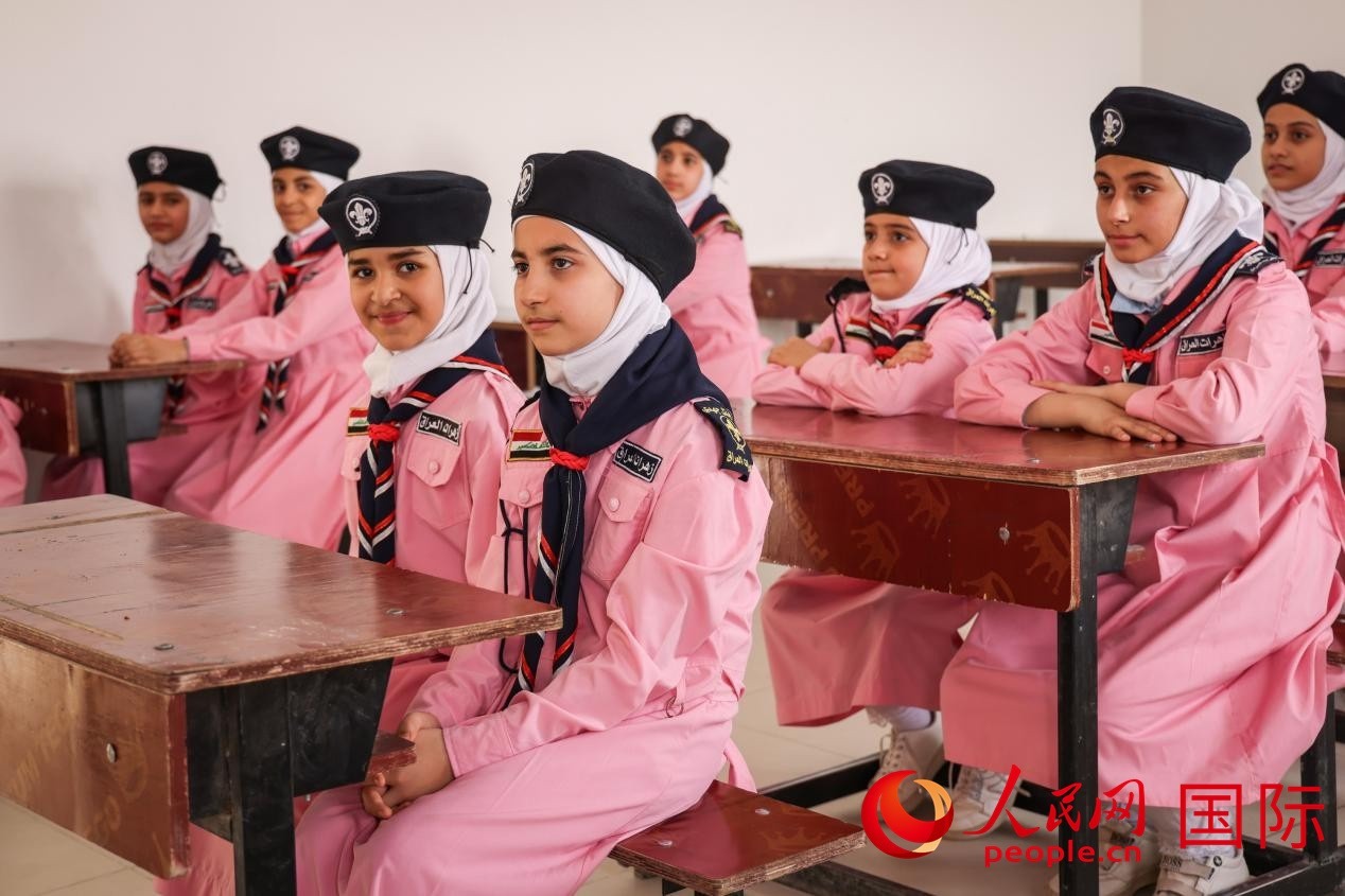 阿爾穆塔?阿里卡特國際學校的學生在教室內(nèi)上課。人民網(wǎng)記者 薛丹攝
