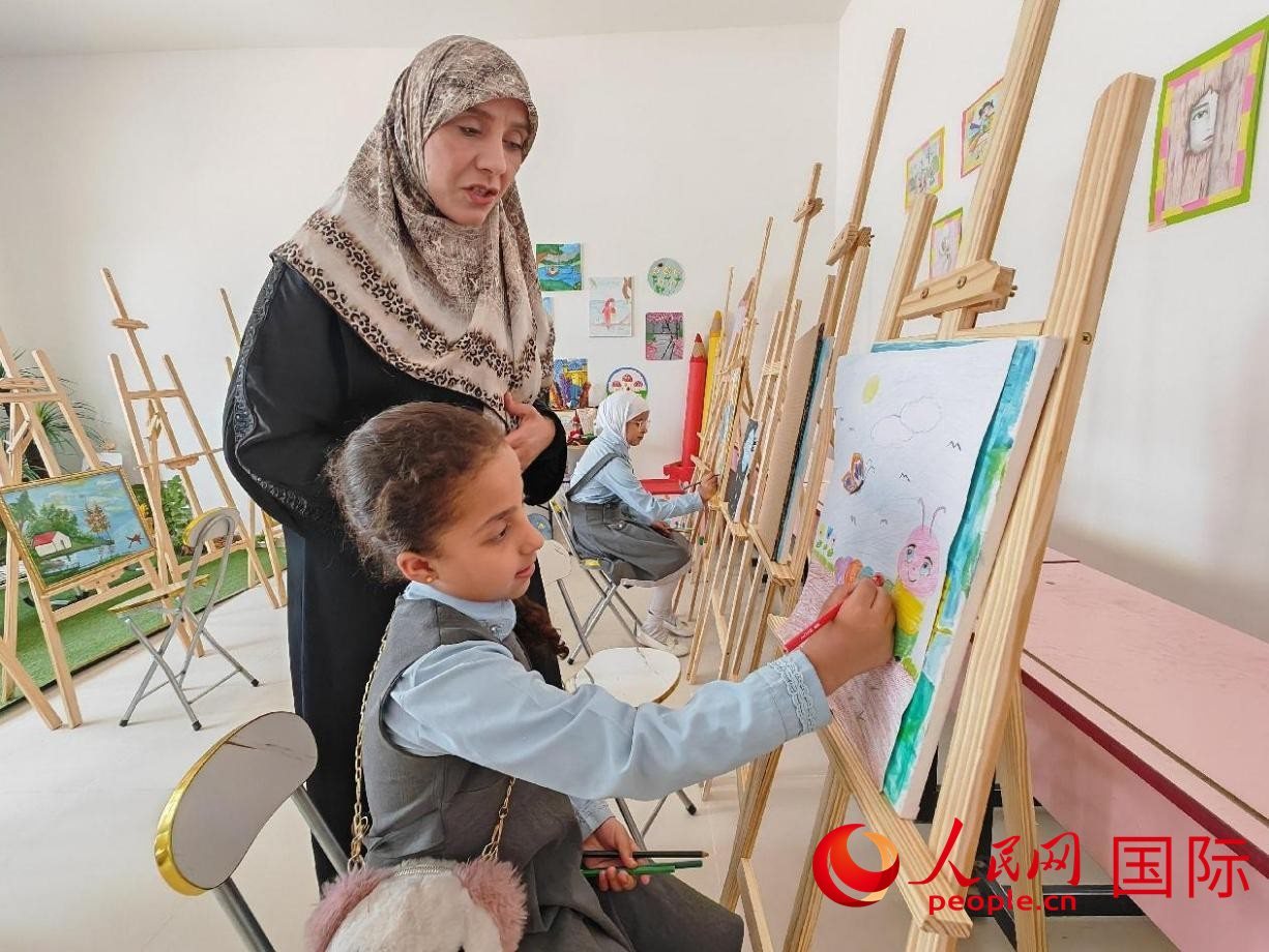 阿爾穆塔?阿里卡特國際學校的學生在美術(shù)室上課。人民網(wǎng)記者 管克江攝