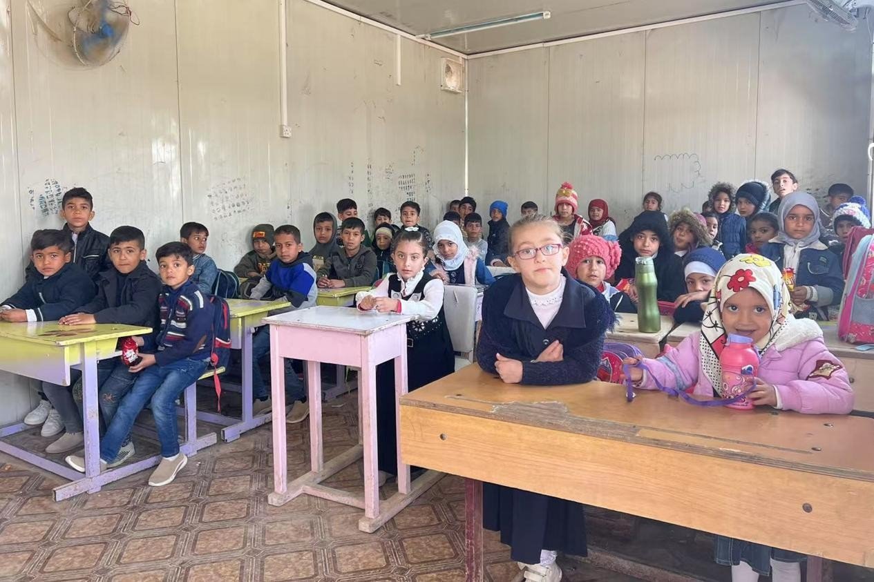 伊拉克卡爾巴拉省學生在簡易板房內(nèi)上課。中國電建供圖
