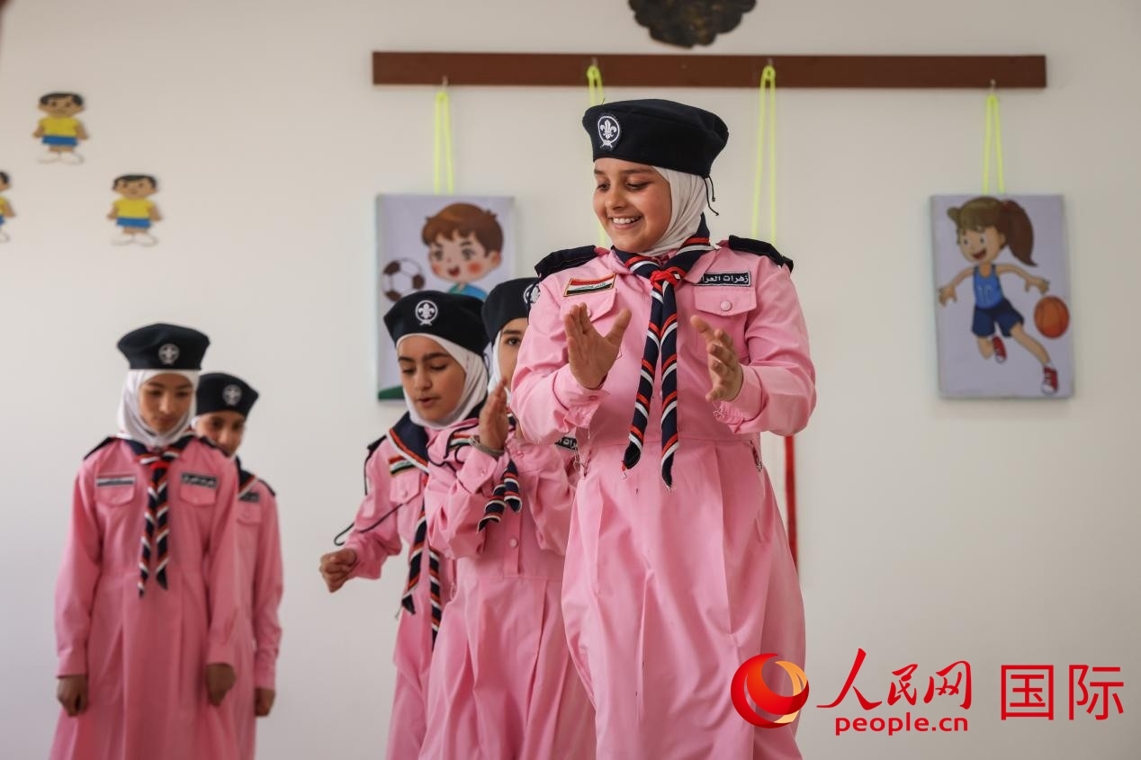 阿爾穆塔?阿里卡特國際學校的學生在展示課間活動。人民網(wǎng)記者 薛丹攝