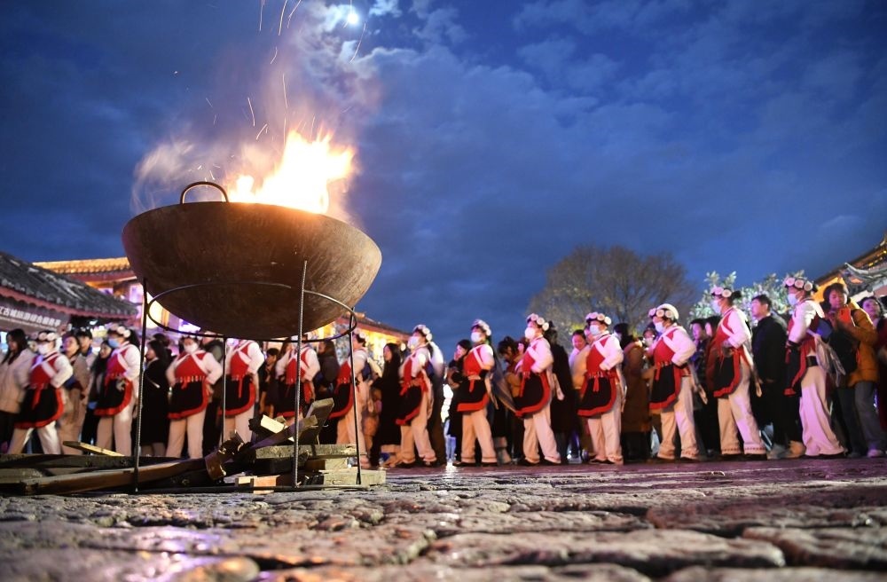 2025年1月11日，游客和居民在麗江古城打跳游玩。（趙慶祖攝）