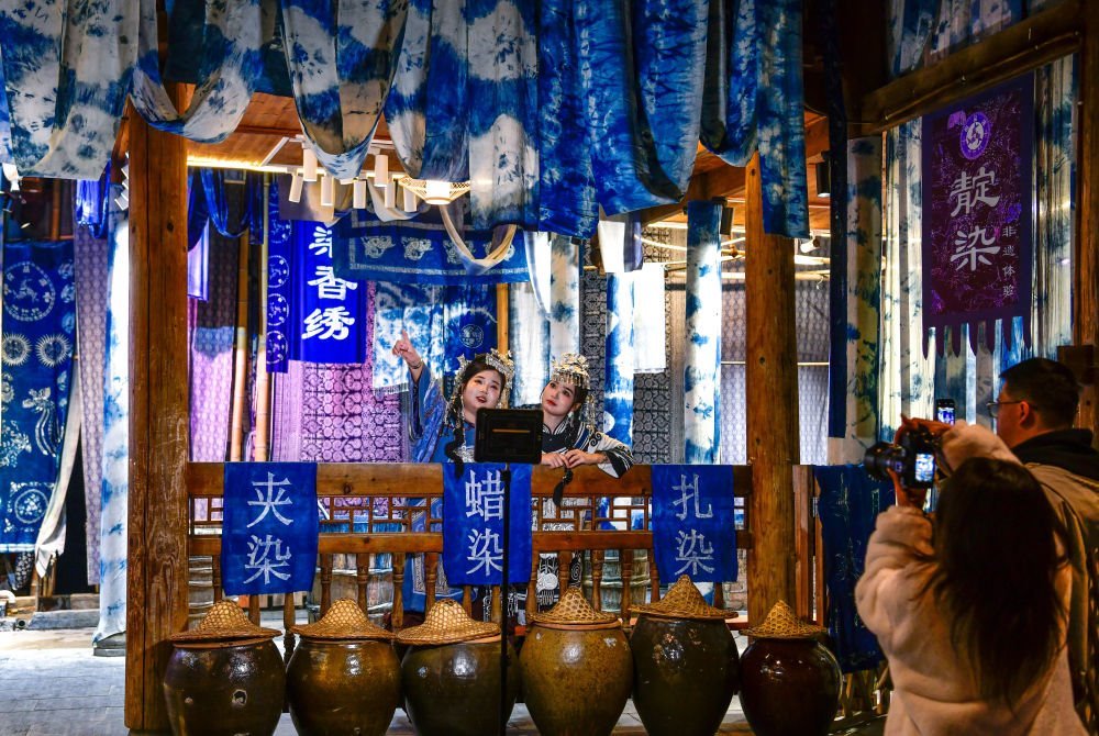 2025年3月17日，游客在貴州省黎平縣肇興侗寨里留影。新華社記者楊文斌 攝