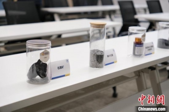 5月20日，浙大高分子科學(xué)與工程學(xué)系內(nèi)擺放著石墨礦等。 曹丹 攝