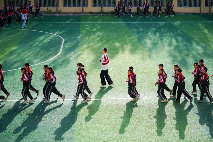 2025年4月24日，在新疆克州阿圖什市哈拉峻鄉(xiāng)謝依特小學(xué)，支教教師帶領(lǐng)學(xué)生晨跑。新華社記者 徐宏巖 攝