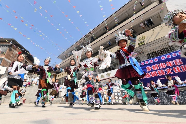 2025年3月25日，廣西柳州市融水苗族自治縣桿洞鄉(xiāng)中心小學(xué)學(xué)生在跳蘆笙踩堂舞。新華社記者 黃孝邦 攝