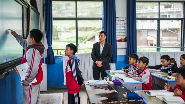 2024年11月21日，在地處烏蒙山區(qū)的貴州省六盤(pán)水市水城區(qū)亮巖小學(xué)，學(xué)生在供暖的教室內(nèi)學(xué)習(xí)。新華社記者 陶亮 攝