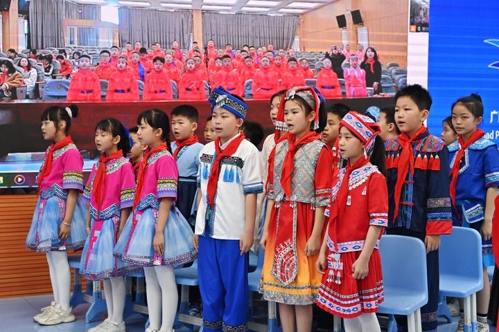 2025年3月28日，在“壯蒙一家親 共筑中國(guó)夢(mèng)”手拉手主題云隊(duì)會(huì)上，廣西南寧市濱湖路小學(xué)四（1）中隊(duì)隊(duì)員通過(guò)網(wǎng)絡(luò)和內(nèi)蒙古鄂爾多斯東勝區(qū)第十二小學(xué)四（9）中隊(duì)隊(duì)員一起唱《中國(guó)少年先鋒隊(duì)隊(duì)歌》。新華社記者 周華 攝