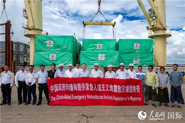 5月25日，中國駐緬甸大使館參贊歐陽道冰、仰光省首席部長梭登及緬有關(guān)部門官員出席援緬第十五批緊急人道主義地震救災(zāi)物資交接儀式。人民網(wǎng)記者謝佳君攝