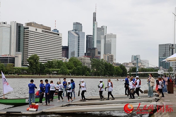 來自美國的快樂龍舟隊選手們正在登船準備參賽。人民網(wǎng)記者 劉仲華攝