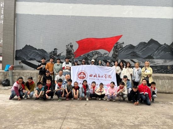 “行動(dòng)中的課堂：探尋茶馬古道紅色印記”工作坊與當(dāng)?shù)匦W(xué)生共同創(chuàng)作主題壁畫。