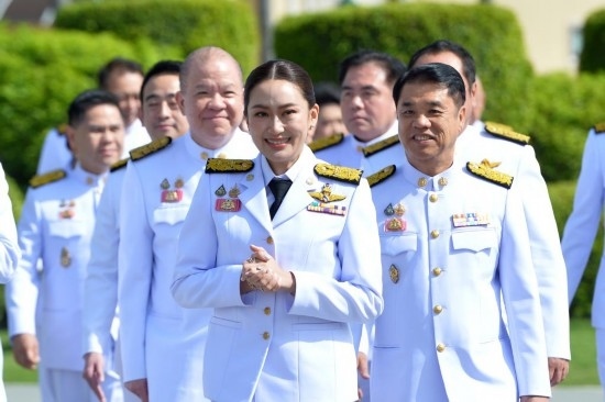 2024年9月7日，泰國總理佩通坦·欽那瓦（前中）及新一屆內閣成員在位于首都曼谷的總理府與媒體見面。新華社發(fā)（拉亨攝）