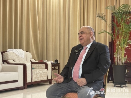 上合組織副秘書長索海爾·汗在專訪中。石榴云/新疆日報記者 劉翔攝