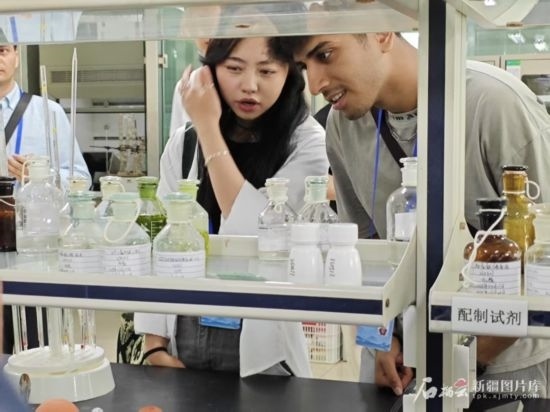 5月26日，2025上合組織國家媒體合作論壇嘉賓參觀新奇康藥業(yè)股份有限公司實驗室。石榴云/新疆日報記者 宋海波攝