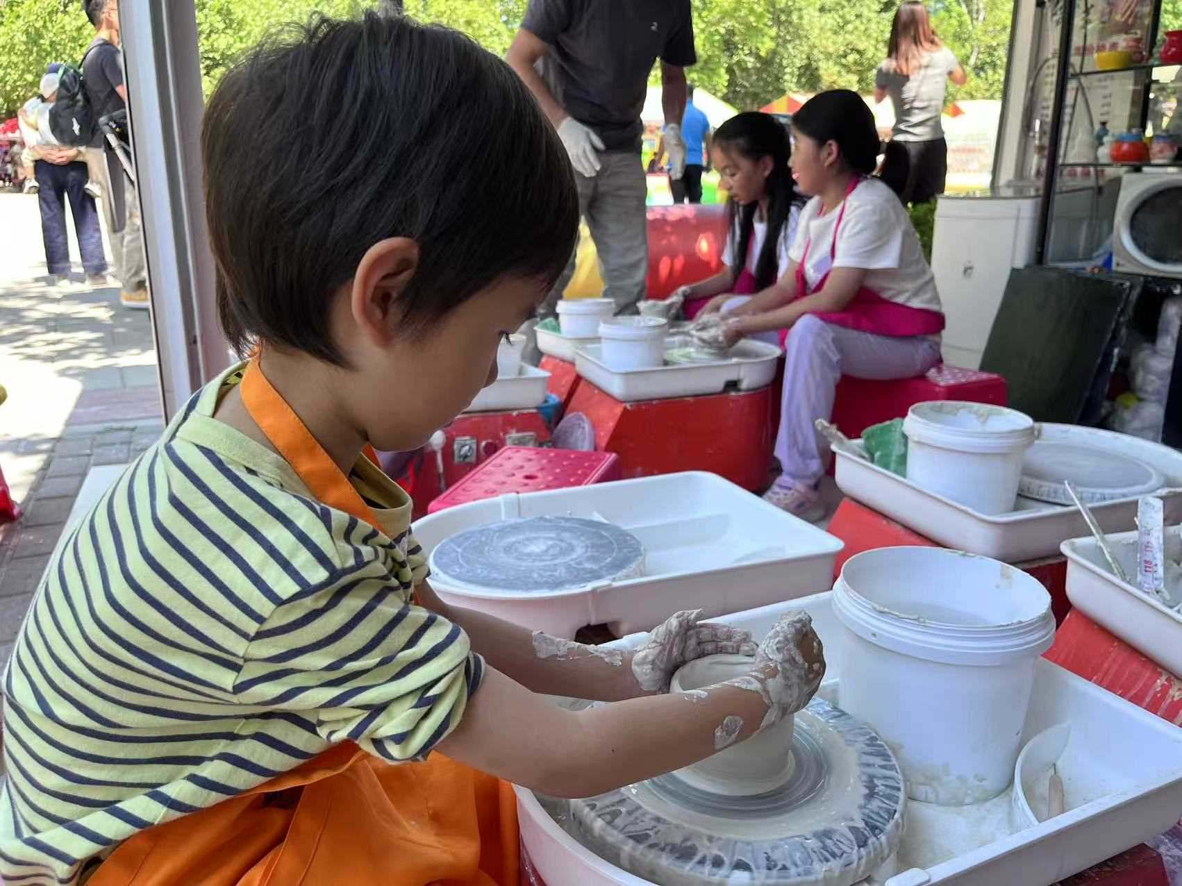 “小”游客在體驗(yàn)陶藝制作。人民網(wǎng)記者 李楠樺攝