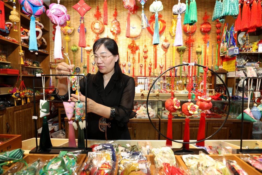 2025年5月25日，安徽省淮北市，非遺香包上貨架。（圖片來源：視覺中國）