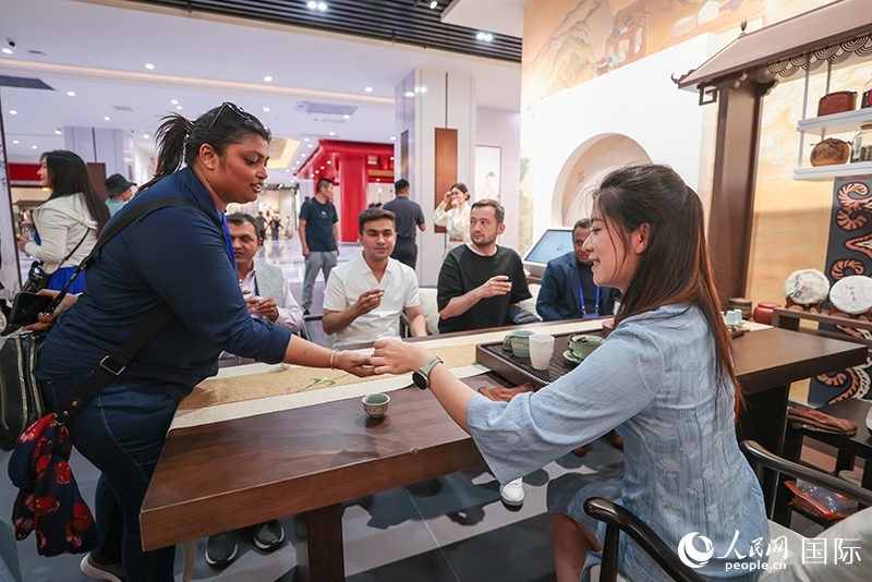 5月25日，外國媒體人在霍爾果斯國際邊境合作中心中國文化館參觀。人民網(wǎng)記者 張武軍攝