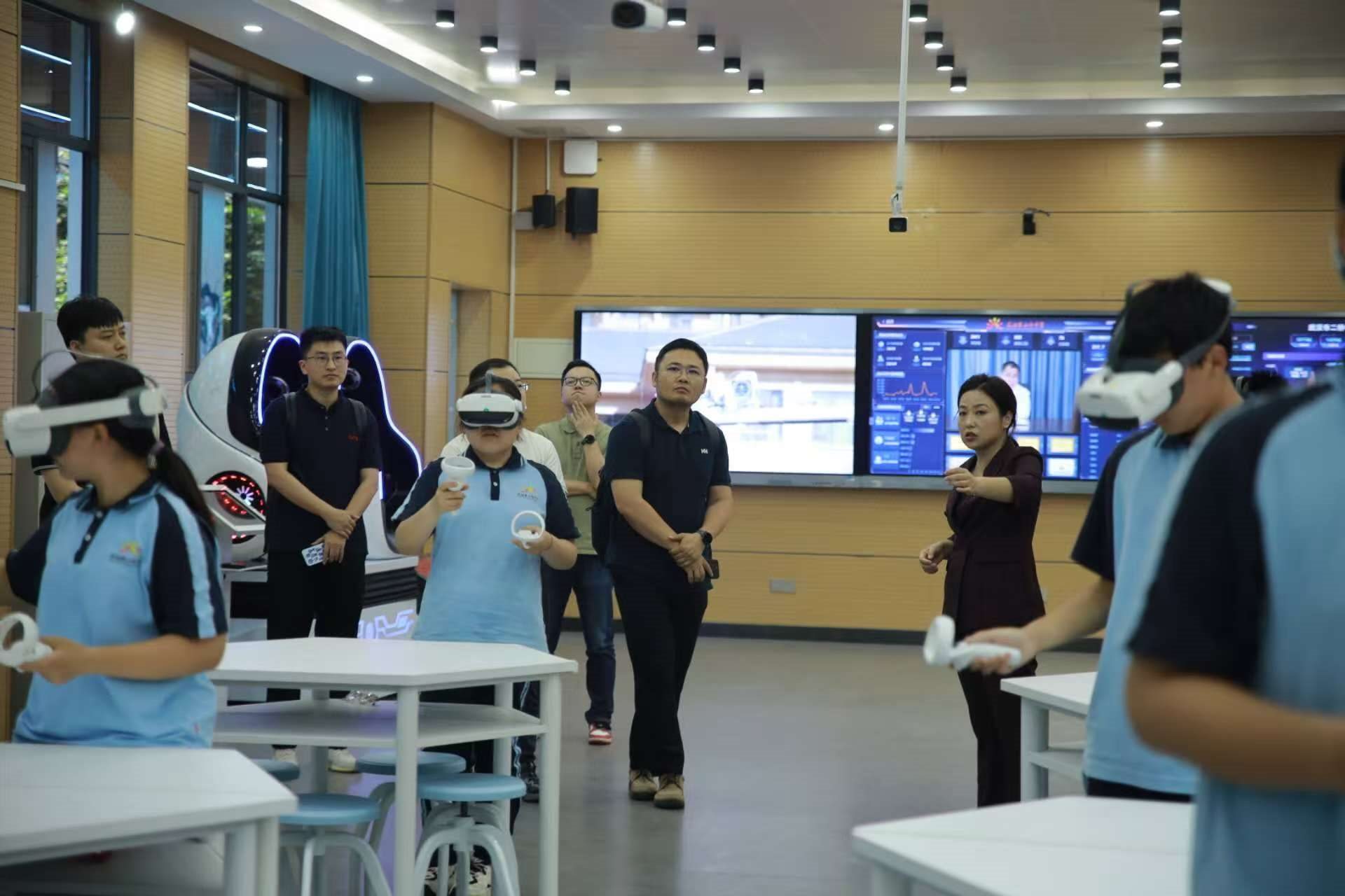 二橋中學學生在應(yīng)用VR設(shè)備學習。主辦方供圖