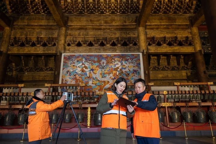 北京市測(cè)繪設(shè)計(jì)研究院團(tuán)隊(duì)在太廟測(cè)繪（2023年2月19日攝）。2020年9月起，北京市測(cè)繪設(shè)計(jì)研究院的技術(shù)團(tuán)隊(duì)開(kāi)展了北京中軸線(xiàn)遺產(chǎn)點(diǎn)實(shí)地測(cè)繪，從文物保護(hù)、環(huán)境整治、文物騰退等方面為北京中軸線(xiàn)申遺提供空間數(shù)據(jù)底板。