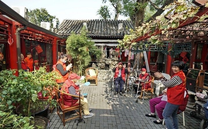 2024年10月12日，鐘樓灣胡同的老年人在社區(qū)內(nèi)的四合院養(yǎng)老驛站休閑。2017年起，北京市先后開(kāi)展了兩輪背街小巷環(huán)境整治提升行動(dòng)，完整保留了中軸線(xiàn)生活建筑群的歷史信息，并根據(jù)居民的生活和居住方式進(jìn)行適配化的更新和改造，極大地改善了生活環(huán)境。2023年鐘樓灣胡同被評(píng)為“北京最美街巷”。