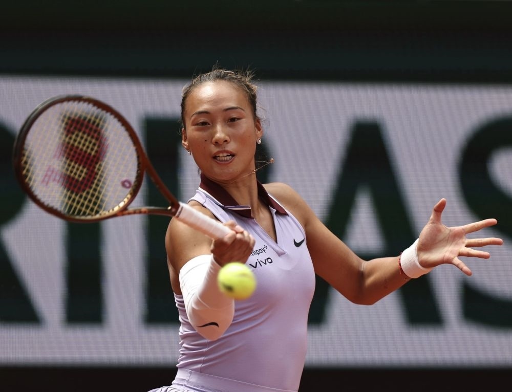 6月1日，鄭欽文在比賽中回球。新華社記者 李京 攝