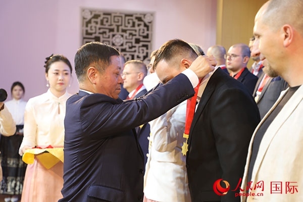 中國(guó)駐俄羅斯大使張漢暉為獲獎(jiǎng)?wù)哳C獎(jiǎng)。人民網(wǎng)記者 肖新新攝