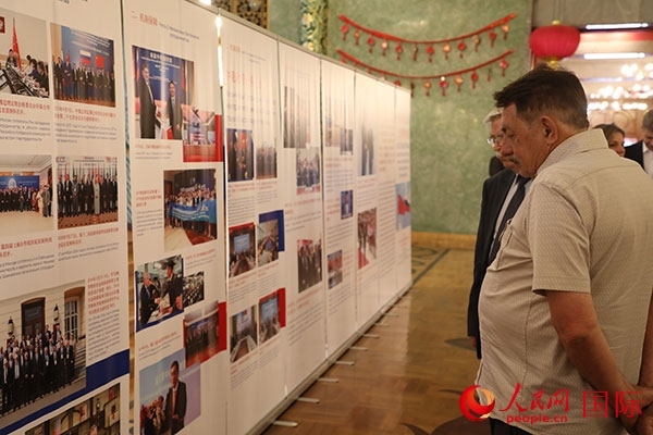 與會(huì)嘉賓參觀中俄科技創(chuàng)新合作圖片展。人民網(wǎng)記者 肖新新攝