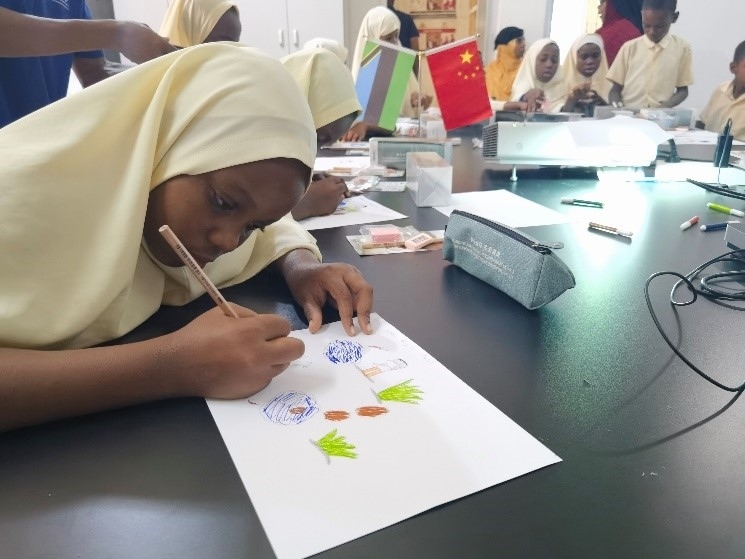 學生踴躍參與繪畫活動。施亮攝