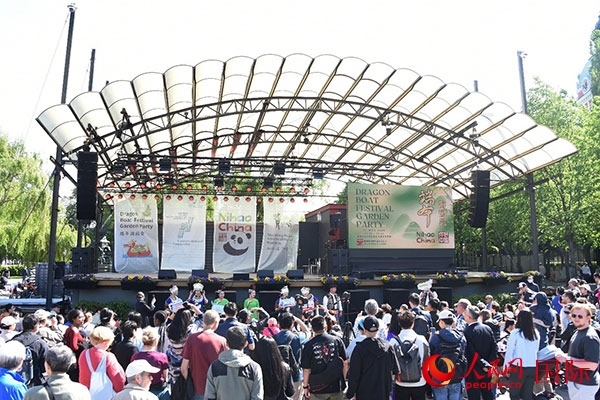 中瑞民眾歡聚國(guó)王花園廣場(chǎng)共慶端午佳節(jié)。人民網(wǎng)記者 殷淼攝