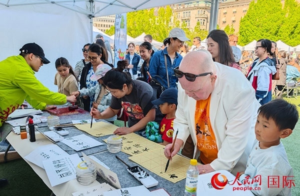 書法體驗(yàn)。人民網(wǎng)記者 殷淼攝