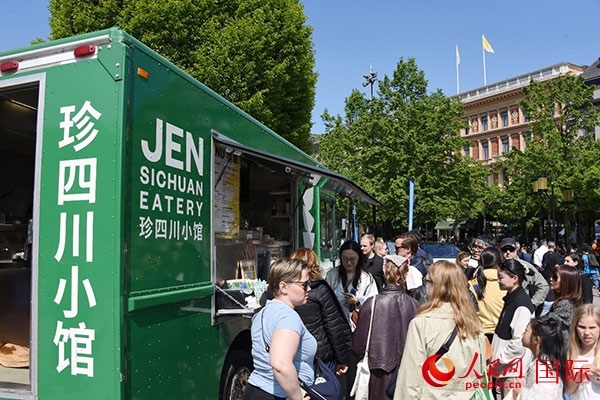 中國(guó)美食攤。人民網(wǎng)記者 殷淼攝