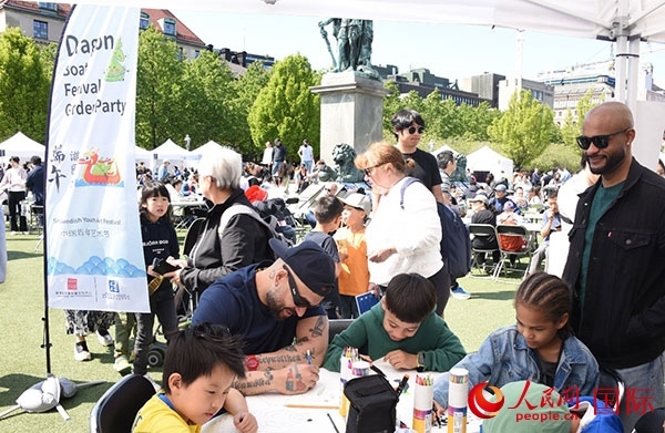 體驗(yàn)熊貓彩繪活動(dòng)。人民網(wǎng)記者 殷淼攝